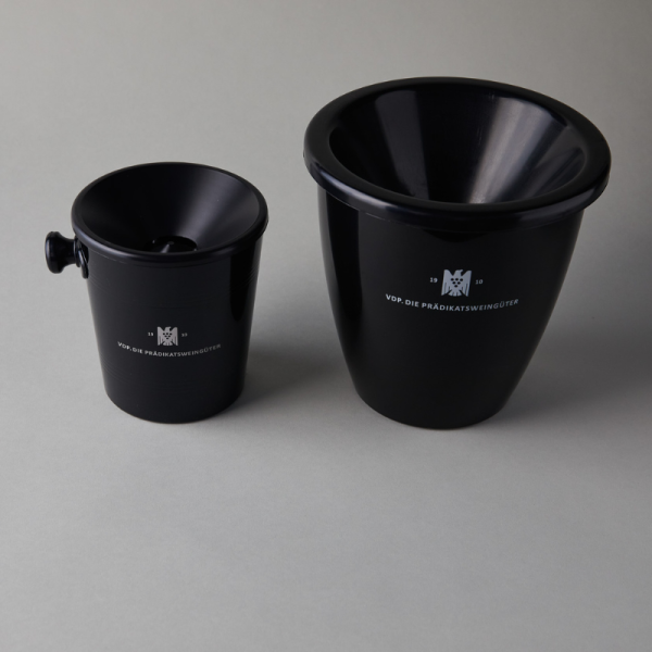 Black pot with a lid and a handle on the left side.